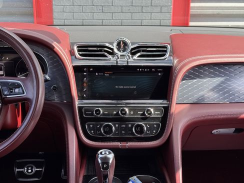 Used 2021 Bentley Bentayga V8 w/ First Edition Specification image 31