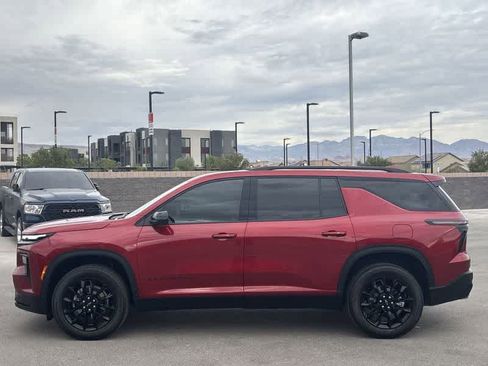 Used 2024 Chevrolet Traverse LT w/ Midnight/Sport Edition image 5