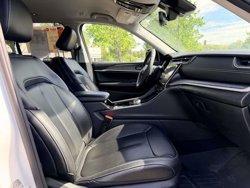 Used 2023 Jeep Grand Cherokee Limited w/ Black Appearance Package image 12