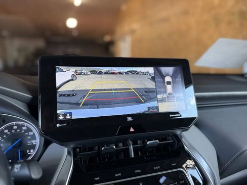 Used 2021 Toyota Venza Limited image 29