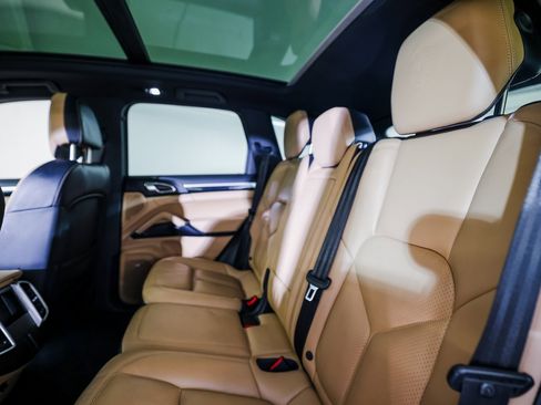 Certified 2017 Porsche Cayenne Platinum Edition image 25