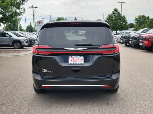 Used 2022 Chrysler Pacifica Touring-L FWD image 16