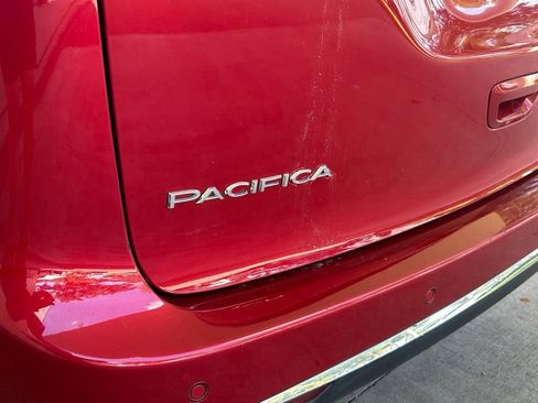 Used 2024 Chrysler Pacifica Touring-L FWD image 18