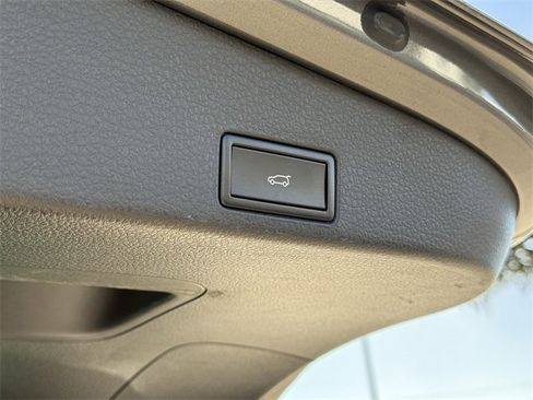 Used 2015 Volkswagen Touareg Sport image 30