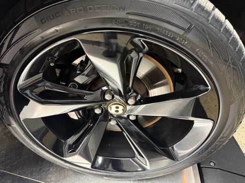 Used 2019 Bentley Bentayga image 32