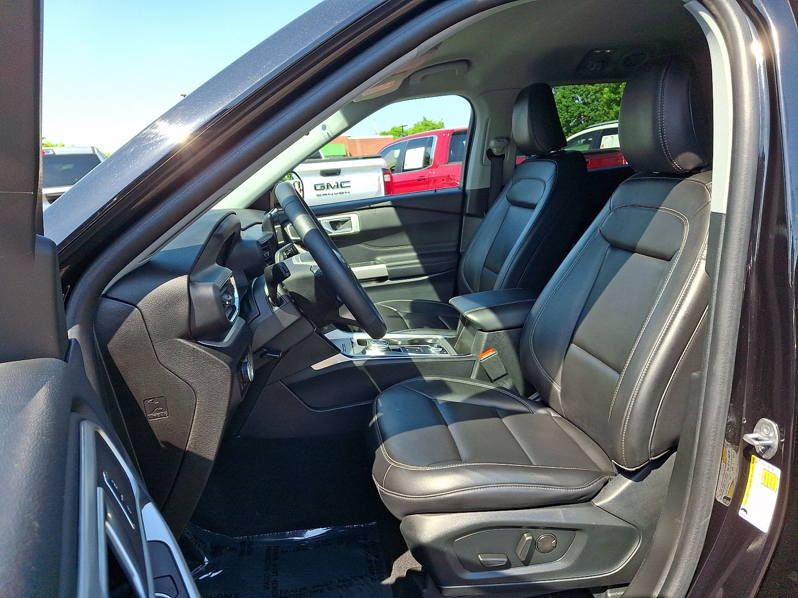 Used 2023 Ford Explorer XLT w/ Equipment Group 202A AWD/4WD image 14