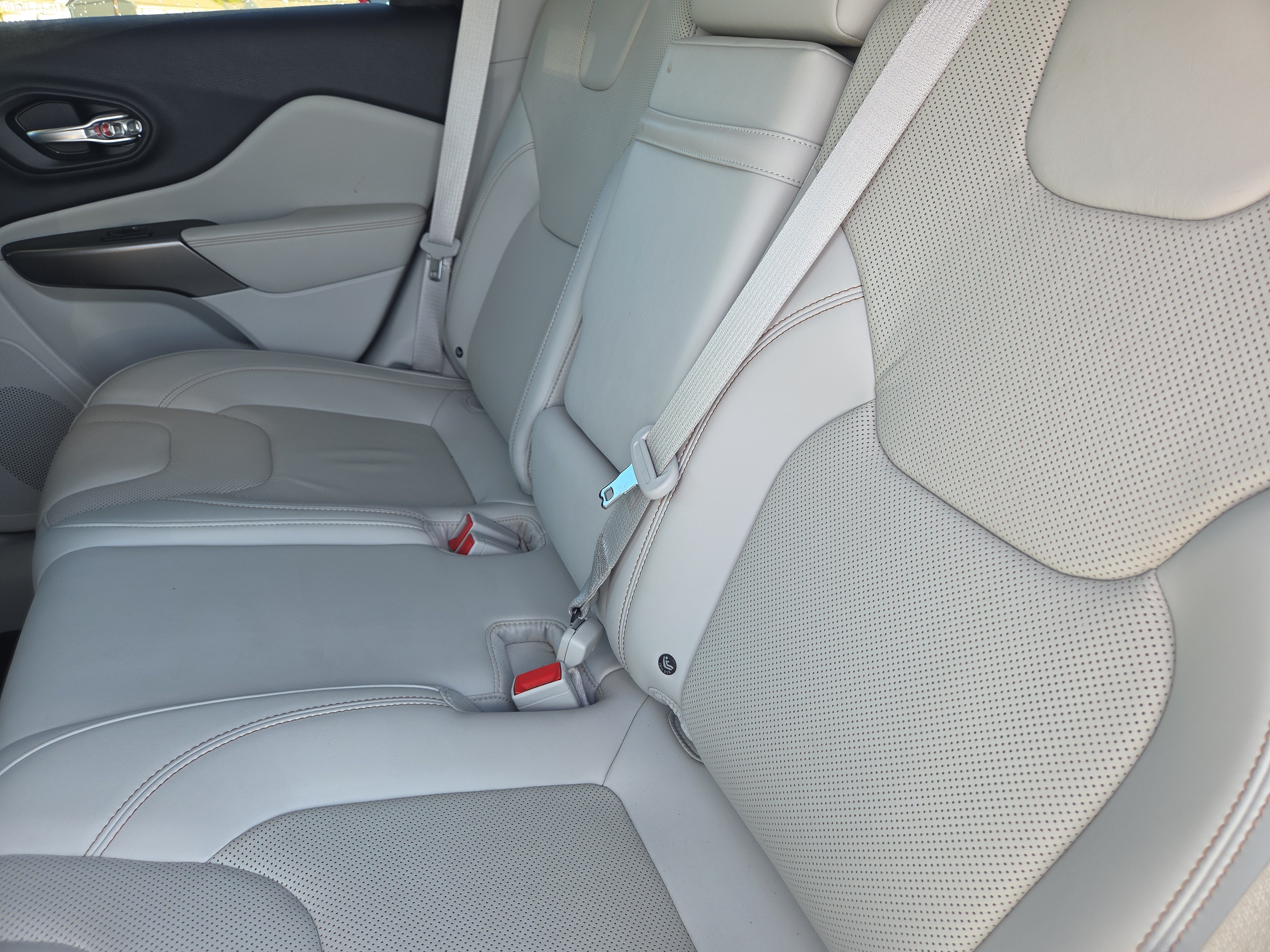 Used 2019 Jeep Cherokee Limited AWD/4WD image 10