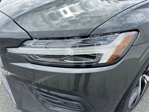 Used 2019 Volvo S60 T6 Momentum w/ Premium Package image 9