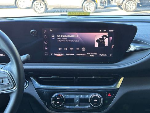 Used 2025 Buick Envista Sport Touring image 18