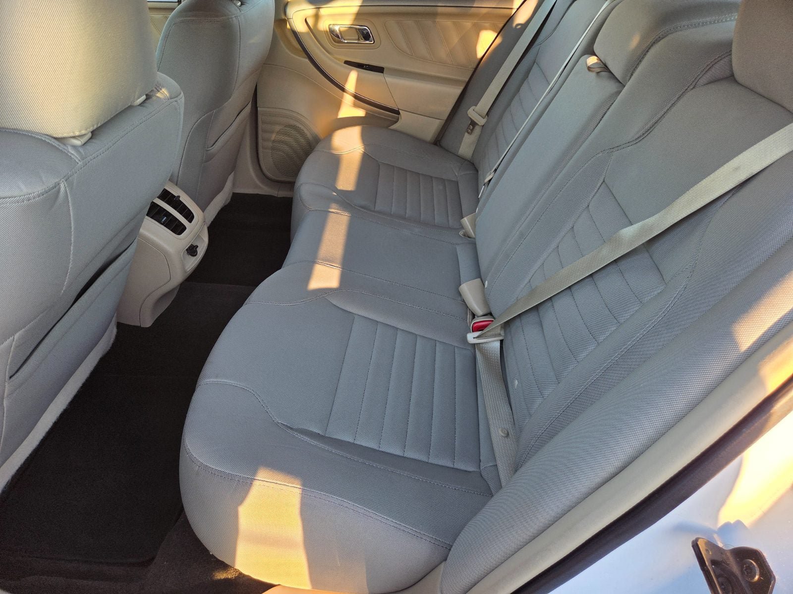 Used 2015 Ford Taurus SE FWD image 11