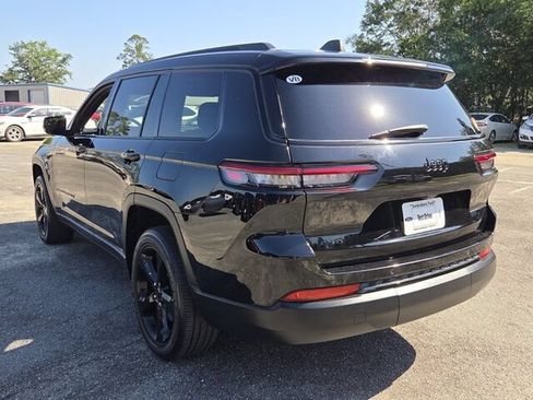 Used 2024 Jeep Grand Cherokee L Altitude AWD/4WD image 12