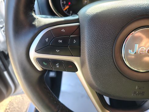 Certified 2021 Jeep Grand Cherokee Laredo AWD/4WD image 31