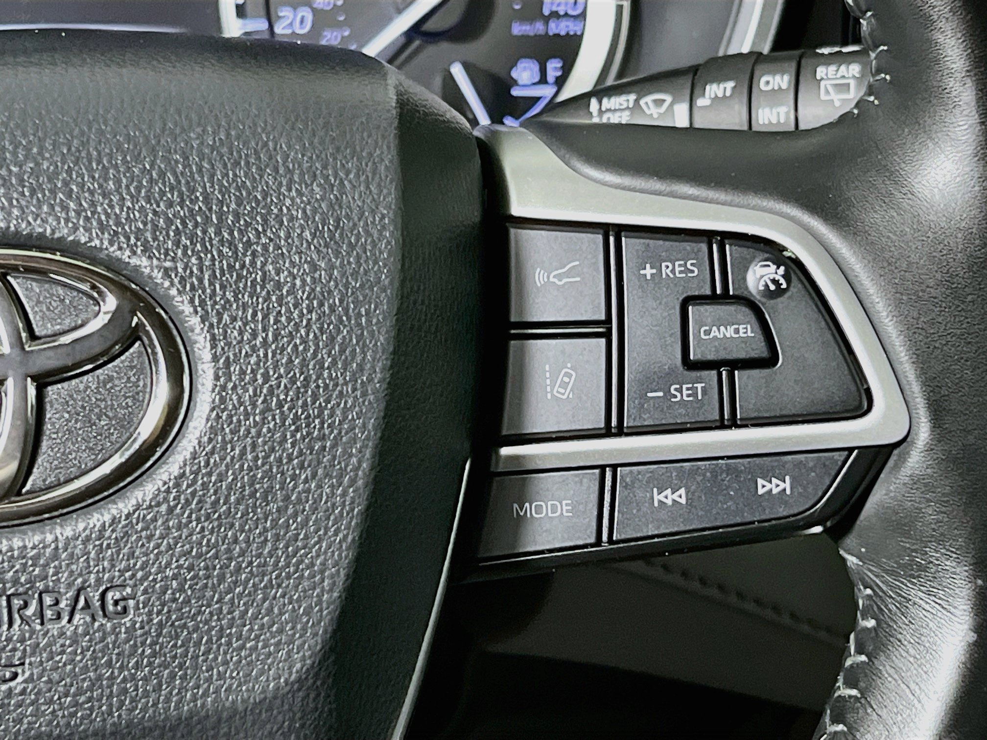 Used 2022 Toyota Highlander XLE FWD image 19