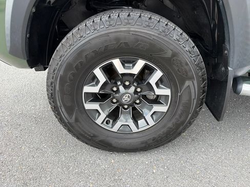 Used 2021 Toyota Tacoma TRD Off-Road w/ Technology Package AWD/4WD image 15