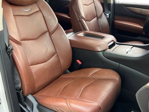 Used 2018 Cadillac Escalade ESV Luxury AWD/4WD image 19