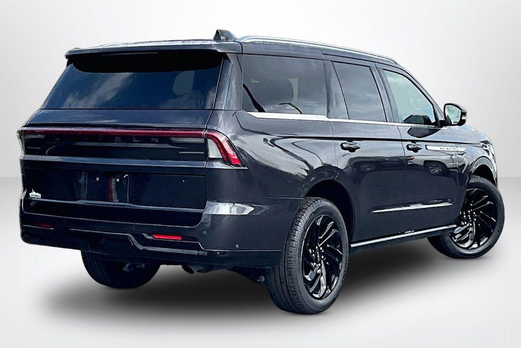 Used 2025 Lincoln Navigator Reserve AWD/4WD image 6