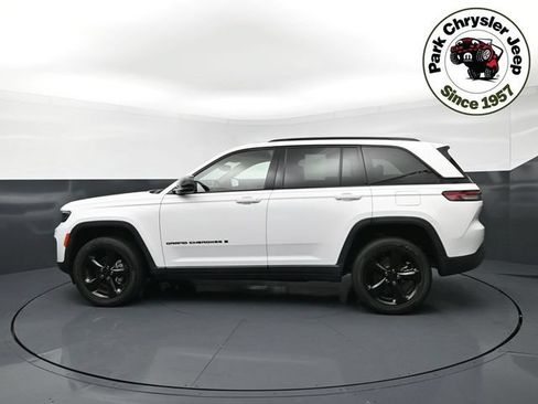 Used 2023 Jeep Grand Cherokee Altitude AWD/4WD image 3