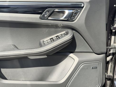 Certified 2025 Porsche Macan AWD/4WD image 22