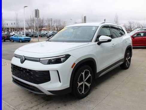 Used 2025 Volkswagen Tiguan SE image 3