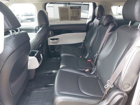 Used 2022 Kia Carnival EX image 34