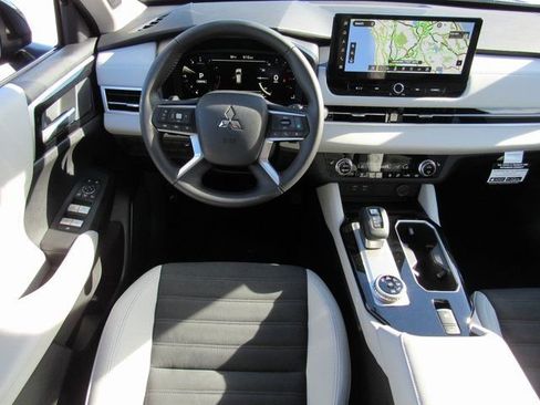 New 2025 Mitsubishi Outlander SE image 11