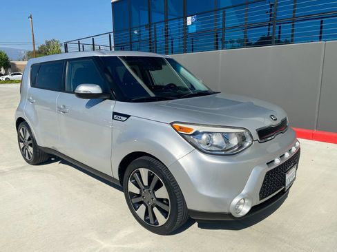 Used 2015 Kia Soul ! image 1