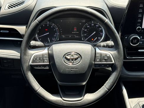 Used 2022 Toyota Highlander XLE FWD image 14