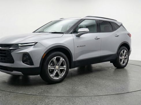 Used 2025 Chevrolet Blazer LT image 3