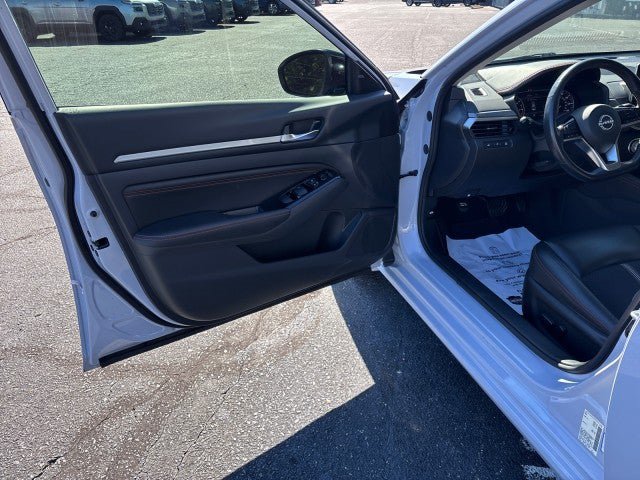 Used 2023 Nissan Altima 2.5 SR FWD image 9