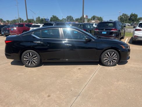 Used 2024 Nissan Altima 2.5 SV image 4