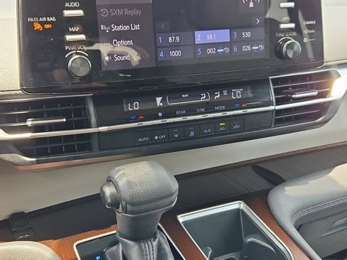 Used 2022 Toyota Sienna LE FWD image 19