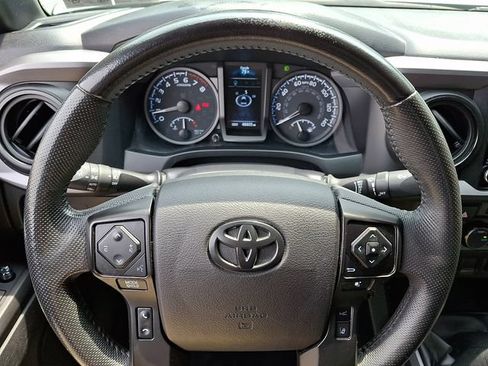 Used 2022 Toyota Tacoma TRD Sport w/ TRD Premium Sport Package AWD/4WD image 18