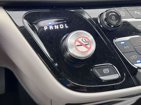 Used 2024 Chrysler Pacifica Touring-L FWD image 9