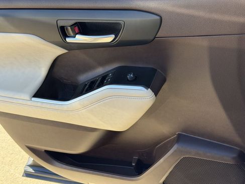 Used 2022 Toyota Highlander XLE image 26