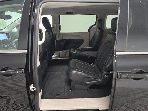 Used 2024 Chrysler Pacifica Touring-L image 14