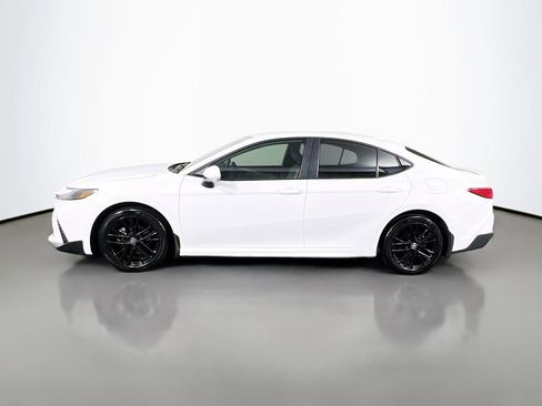 Used 2025 Toyota Camry SE AWD/4WD image 4
