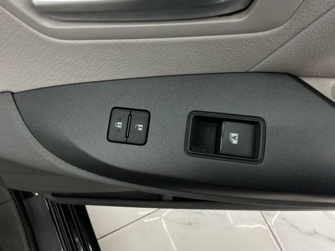 Used 2015 Toyota Sienna LE FWD image 37