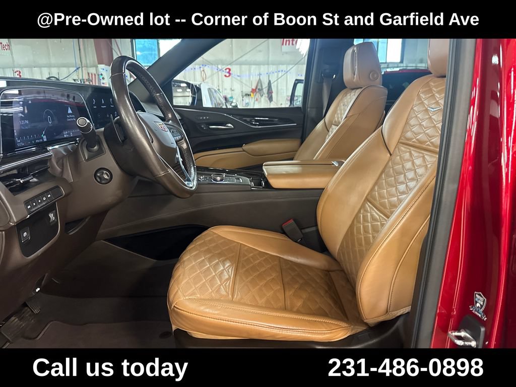Used 2021 Cadillac Escalade Premium Luxury AWD/4WD image 14