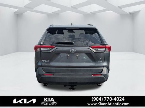 Used 2019 Toyota RAV4 XLE w/ Convenience Package FWD image 4