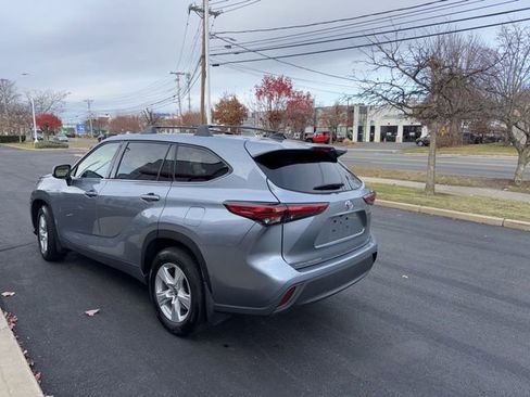 Certified 2022 Toyota Highlander LE image 6