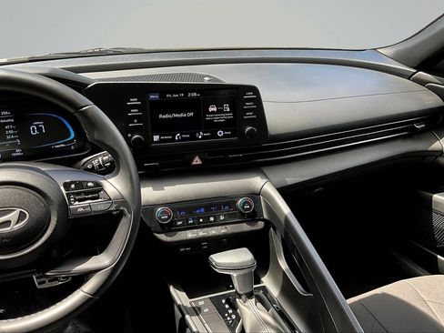 Used 2025 Hyundai Elantra Sport FWD image 11