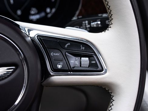 Used 2021 Bentley Bentayga image 40