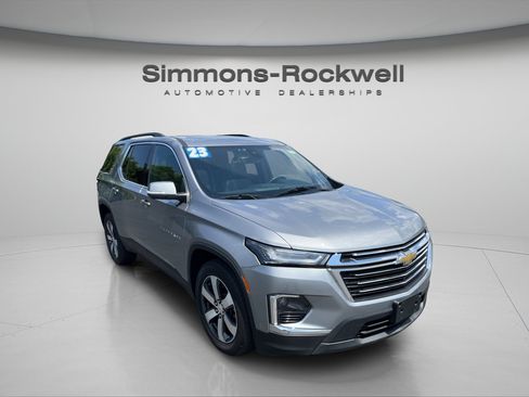 Used 2023 Chevrolet Traverse LT w/ LT Premium Package AWD/4WD image 7