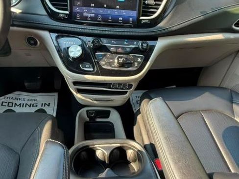 Used 2023 Chrysler Pacifica Touring-L AWD/4WD image 17