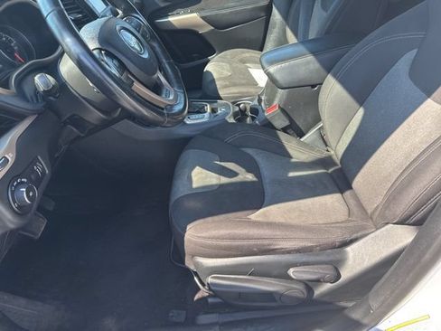 Used 2018 Jeep Cherokee Latitude w/ Altitude Package FWD image 15