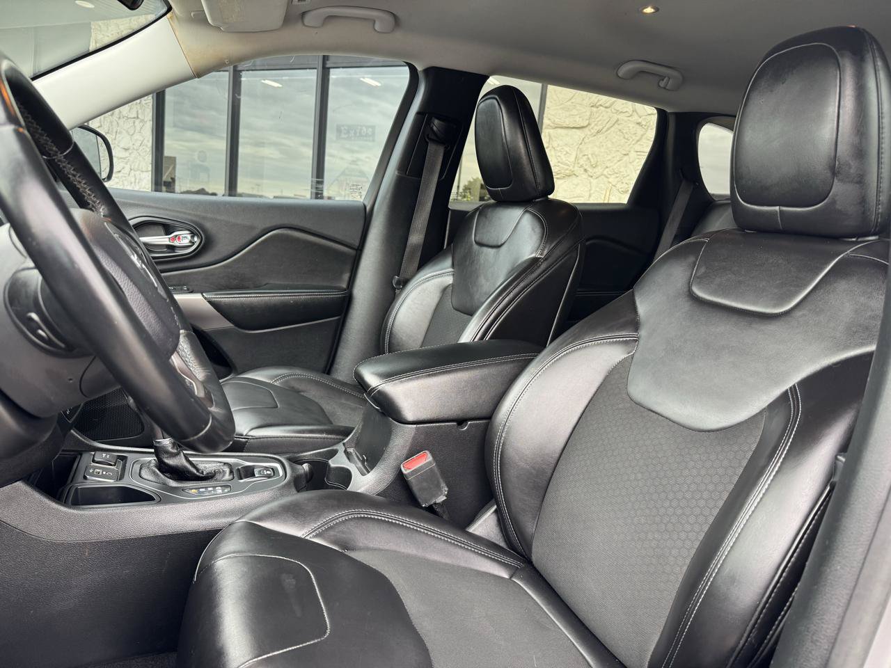 Used 2019 Jeep Cherokee Latitude Plus FWD image 2