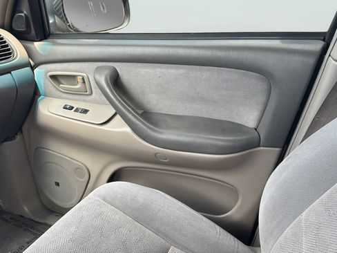 Used 2006 Toyota Sequoia SR5 RWD image 18