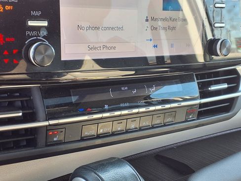 Used 2022 Toyota Sienna XLE FWD image 22