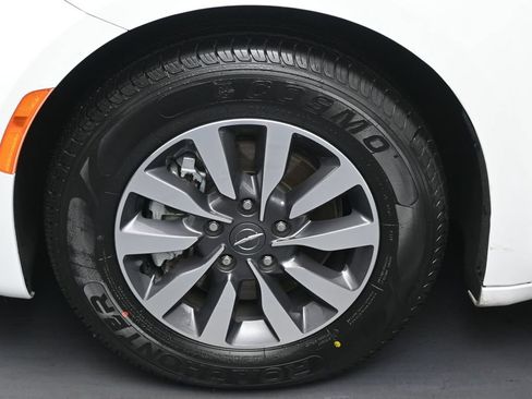 Used 2024 Chrysler Pacifica Limited FWD image 37