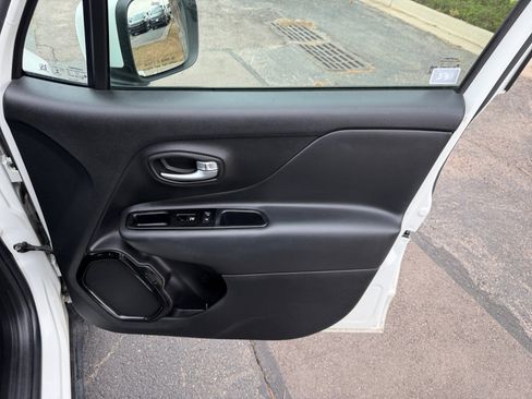 Used 2020 Jeep Renegade Altitude FWD image 16